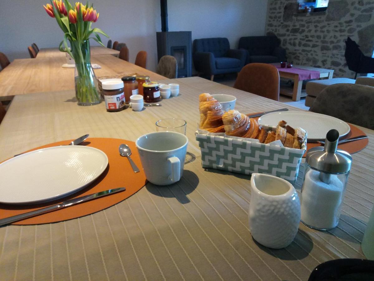 Chambres D'Hotes Quatre Mains Saint-Priest-des-Champs 外观 照片
